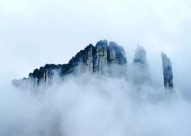 逃离残破的船只