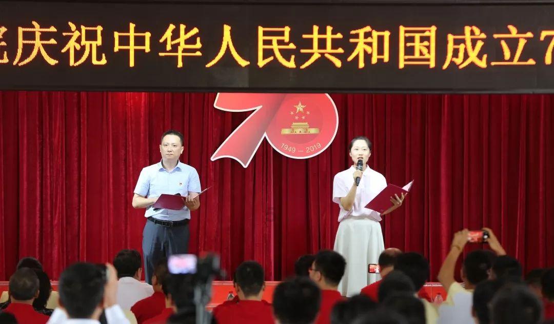救援矮小的女孩